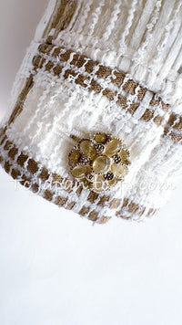 CHANEL 15C White Beige Dubai Lesage Tweed Collarless Jacket CC Gripoix Button 36 38 シャネル ホワイト ベージュ ルサージュ ツイード ドバイ ノーカラー ジャケット CCロゴ グリポア ボタン 即発