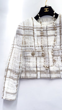 CHANEL 15C White Beige Dubai Lesage Tweed Collarless Jacket CC Gripoix Button 36 38 シャネル ホワイト ベージュ ルサージュ ツイード ドバイ ノーカラー ジャケット CCロゴ グリポア ボタン 即発