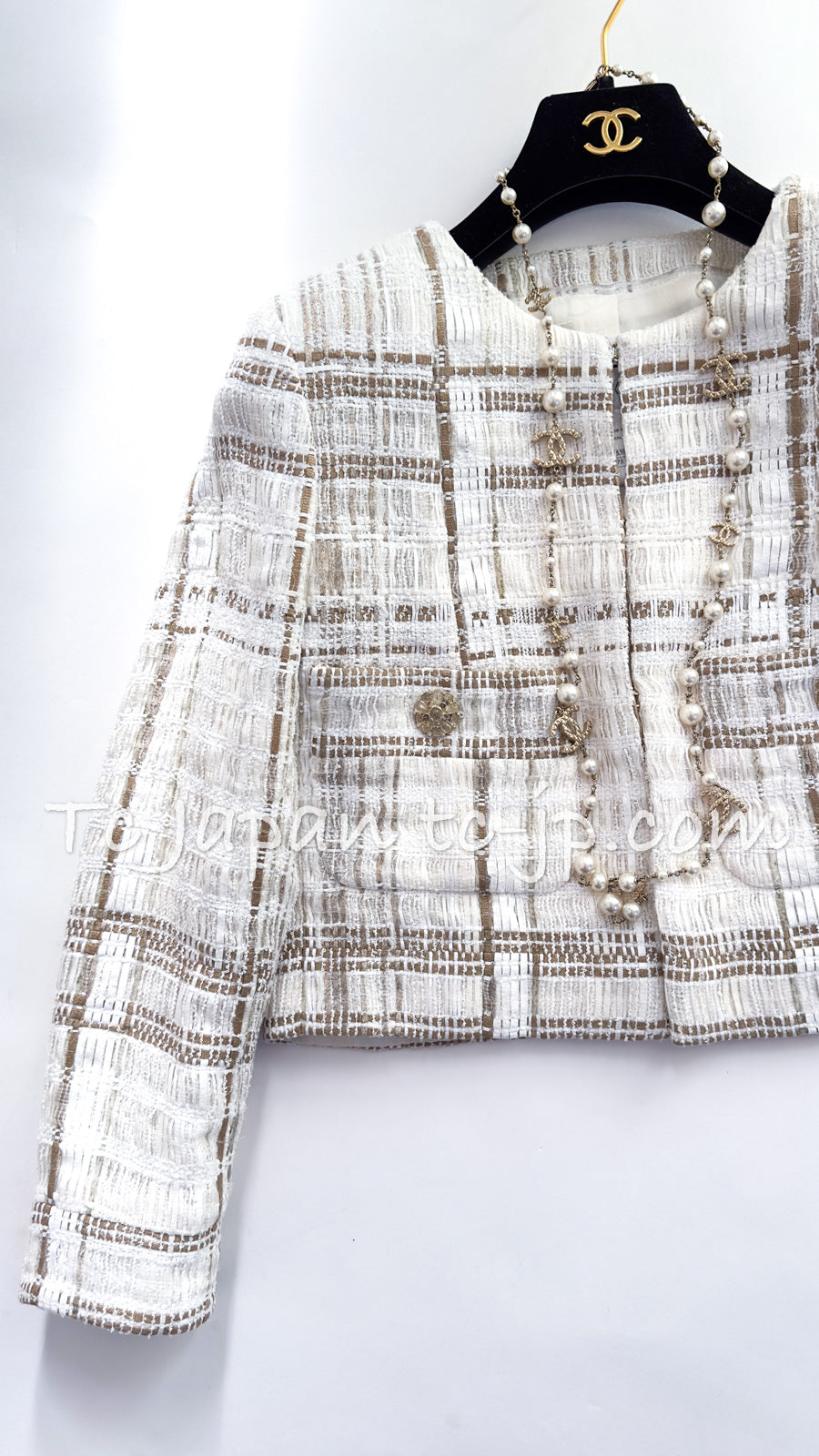 CHANEL 15C White Beige Dubai Lesage Tweed Collarless Jacket CC Gripoix Button 36 38 シャネル ホワイト ベージュ ルサージュ ツイード ドバイ ノーカラー ジャケット CCロゴ グリポア ボタン 即発