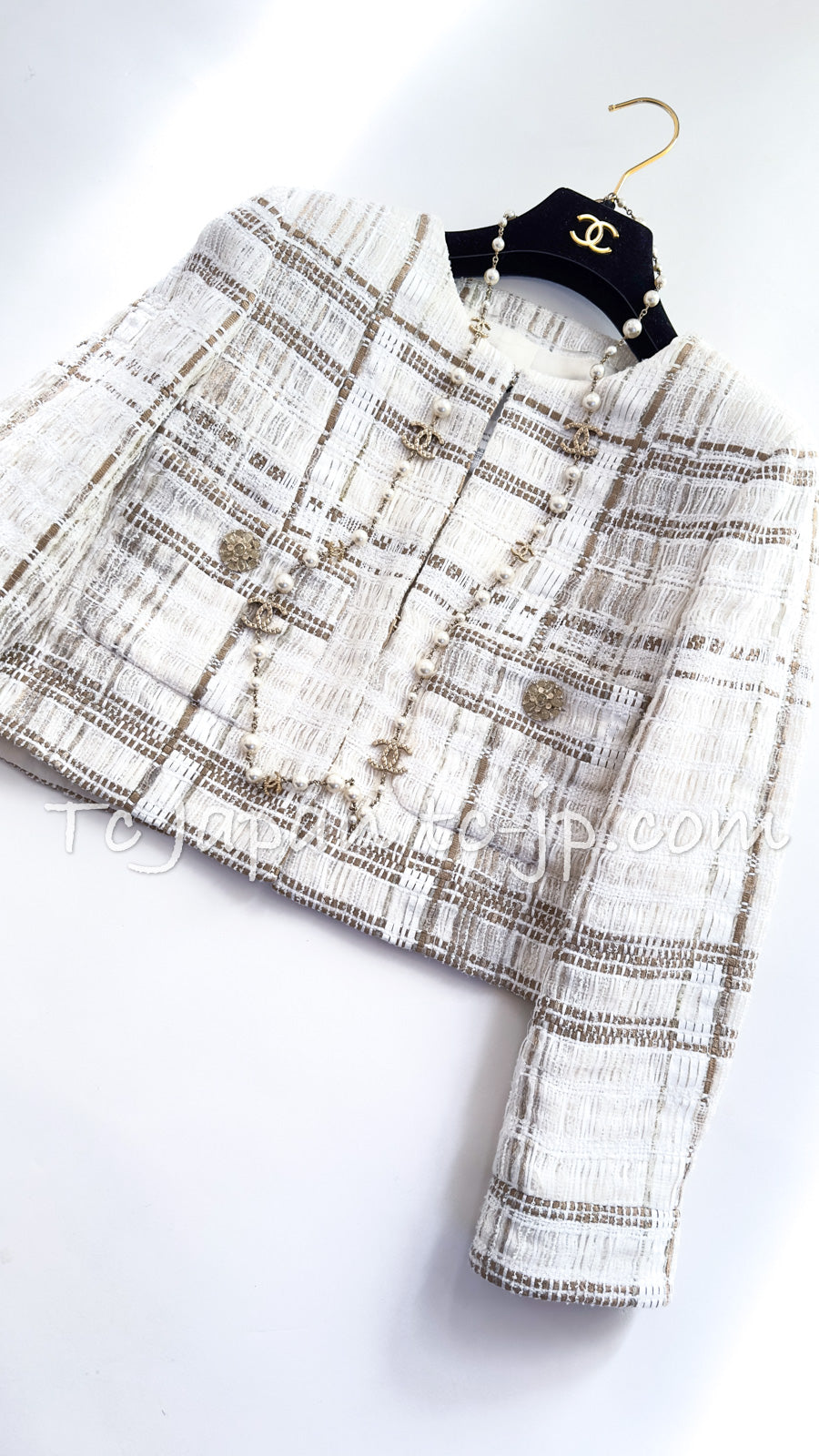 CHANEL 15C White Beige Dubai Lesage Tweed Collarless Jacket CC Gripoix Button 36 38 シャネル ホワイト ベージュ ルサージュ ツイード ドバイ ノーカラー ジャケット CCロゴ グリポア ボタン 即発