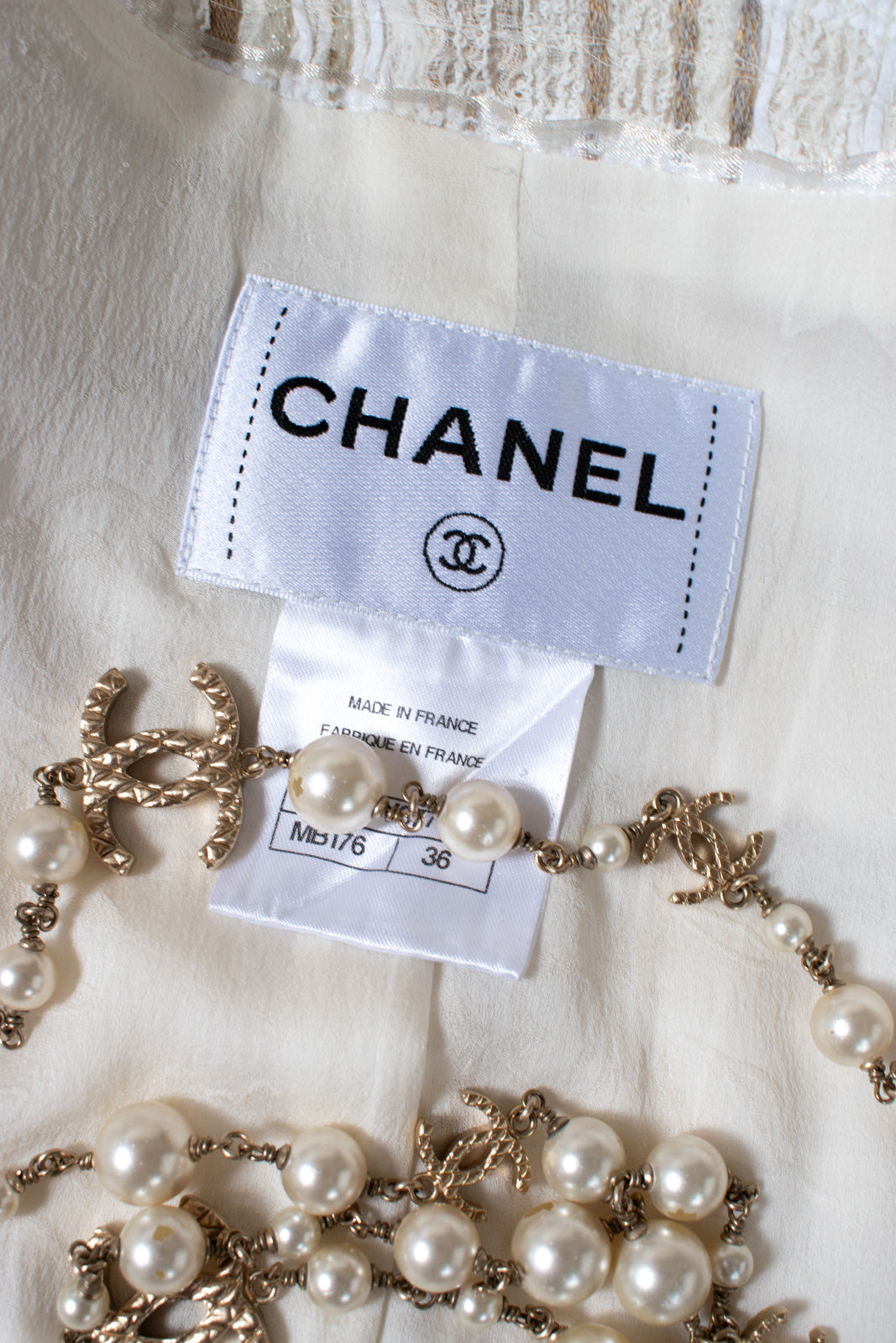 CHANEL 15C White Beige Dubai Lesage Tweed Collarless Jacket CC Gripoix Button 36 38 シャネル ホワイト ベージュ ルサージュ ツイード ドバイ ノーカラー ジャケット CCロゴ グリポア ボタン 即発