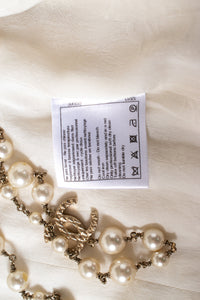 CHANEL 15C White Beige Dubai Lesage Tweed Collarless Jacket CC Gripoix Button 36 38 シャネル ホワイト ベージュ ルサージュ ツイード ドバイ ノーカラー ジャケット CCロゴ グリポア ボタン 即発