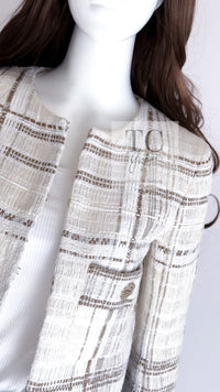 CHANEL 15C White Beige Dubai Lesage Tweed Collarless Jacket CC Gripoix Button 36 38 シャネル ホワイト ベージュ ルサージュ ツイード ドバイ ノーカラー ジャケット CCロゴ グリポア ボタン 即発