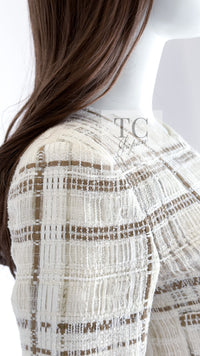 CHANEL 15C White Beige Dubai Lesage Tweed Collarless Jacket CC Gripoix Button 36 38 シャネル ホワイト ベージュ ルサージュ ツイード ドバイ ノーカラー ジャケット CCロゴ グリポア ボタン 即発