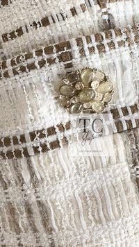 CHANEL 15C White Beige Dubai Lesage Tweed Collarless Jacket CC Gripoix Button 36 38 シャネル ホワイト ベージュ ルサージュ ツイード ドバイ ノーカラー ジャケット CCロゴ グリポア ボタン 即発