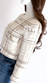 CHANEL 15C White Beige Dubai Lesage Tweed Collarless Jacket CC Gripoix Button 36 38 シャネル ホワイト ベージュ ルサージュ ツイード ドバイ ノーカラー ジャケット CCロゴ グリポア ボタン 即発