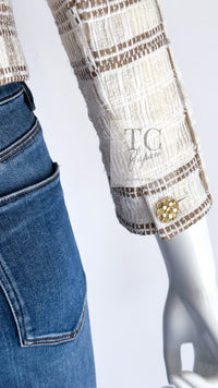 CHANEL 15C White Beige Dubai Lesage Tweed Collarless Jacket CC Gripoix Button 36 38 シャネル ホワイト ベージュ ルサージュ ツイード ドバイ ノーカラー ジャケット CCロゴ グリポア ボタン 即発
