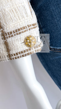 CHANEL 15C White Beige Dubai Lesage Tweed Collarless Jacket CC Gripoix Button 36 38 シャネル ホワイト ベージュ ルサージュ ツイード ドバイ ノーカラー ジャケット CCロゴ グリポア ボタン 即発
