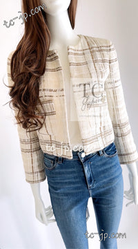 CHANEL 15C White Beige Dubai Lesage Tweed Collarless Jacket CC Gripoix Button 36 38 シャネル ホワイト ベージュ ルサージュ ツイード ドバイ ノーカラー ジャケット CCロゴ グリポア ボタン 即発
