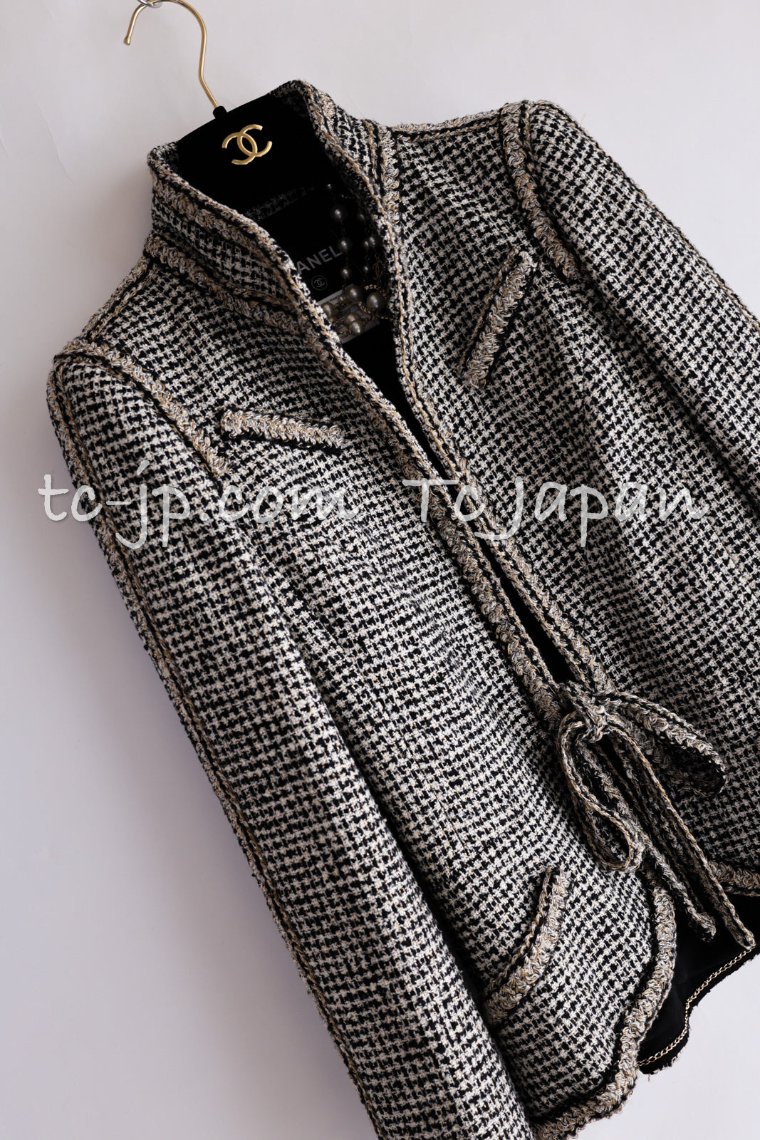 CHANEL 10C Black Ivory Gold Stand Collar Tweed Jacket Skirt Suit 34 40 シャネル ブラック アイボリー ゴールド スタンドカラー ツイード ジャケット スカート スーツ 即発