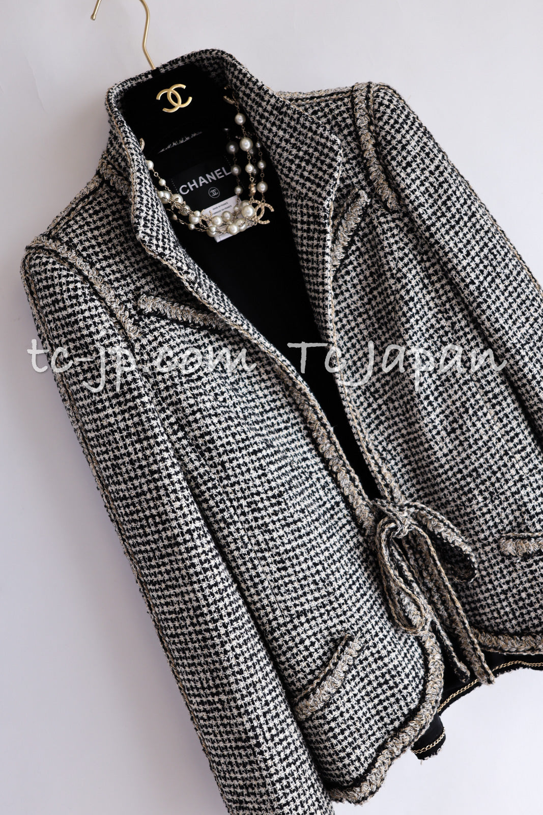 CHANEL 10C Black Ivory Gold Stand Collar Tweed Jacket Skirt Suit 34 40 シャネル ブラック アイボリー ゴールド スタンドカラー ツイード ジャケット スカート スーツ 即発
