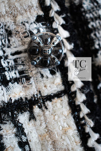 CHANEL 06PF Black Ivory Gripox Buttons Lesage Tweed Jacket 38 シャネル アイボリー ブラック グリポワ 宝石 ボタン ルサージュ ツイード ジャケット 即発