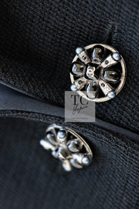 CHANEL 06PF Black Wool Silk Collar Gripoix Button Jacket 34 46 シャネル ブラック ウール シルク襟 グリポア 宝石ボタン ジャケット 即発