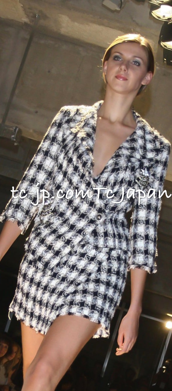 CHANEL 07S Ivory Black Jeweled COCO Emblem Fringed  Lesage Tweed Jacket Skirt 34 40 シャネル ホワイト ブラック CCエンブレム フリンジ ルサージュ ツイード ジャケット スカート 即発