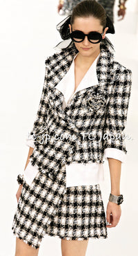 CHANEL 07S Ivory Black Jeweled COCO Emblem Fringed  Lesage Tweed Jacket Skirt 34 40 シャネル ホワイト ブラック CCエンブレム フリンジ ルサージュ ツイード ジャケット スカート 即発