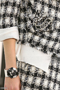 CHANEL 07S Ivory Black Jeweled COCO Emblem Fringed  Lesage Tweed Jacket Skirt 34 40 シャネル ホワイト ブラック CCエンブレム フリンジ ルサージュ ツイード ジャケット スカート 即発