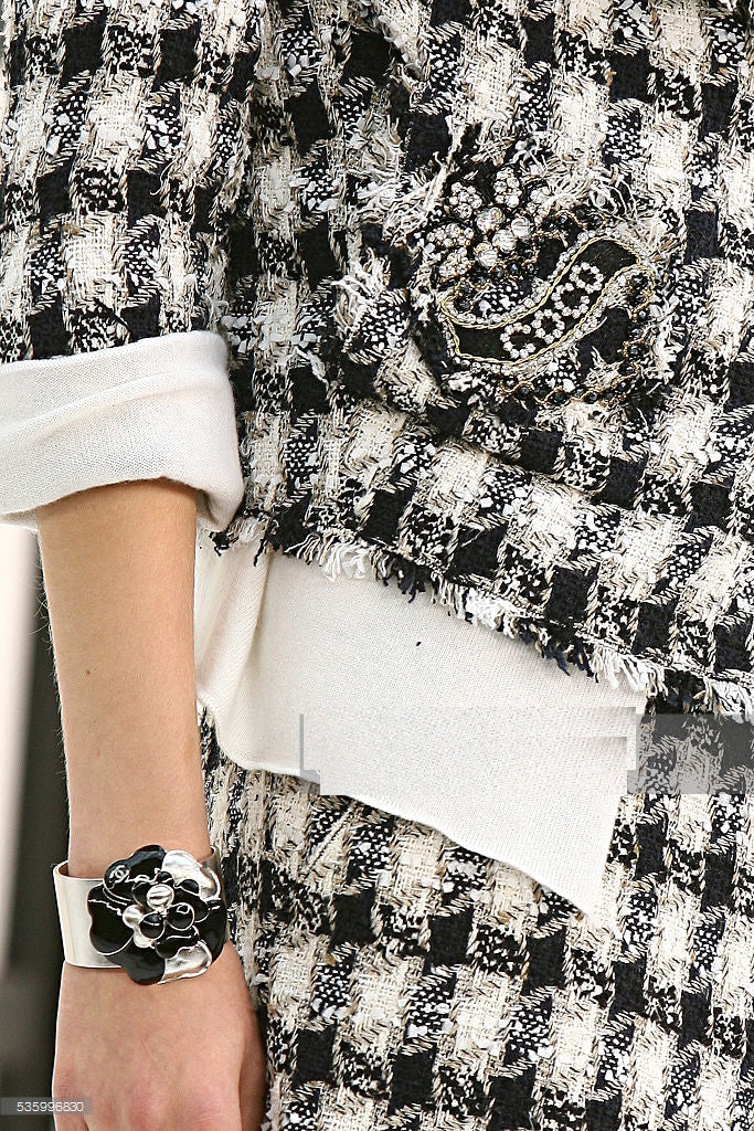 CHANEL 07S Ivory Black Jeweled COCO Emblem Fringed  Lesage Tweed Jacket Skirt 34 40 シャネル ホワイト ブラック CCエンブレム フリンジ ルサージュ ツイード ジャケット スカート 即発