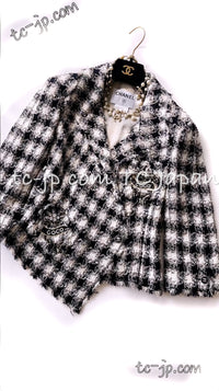 CHANEL 07S Ivory Black Jeweled COCO Emblem Fringed  Lesage Tweed Jacket Skirt 34 40 シャネル ホワイト ブラック CCエンブレム フリンジ ルサージュ ツイード ジャケット スカート 即発