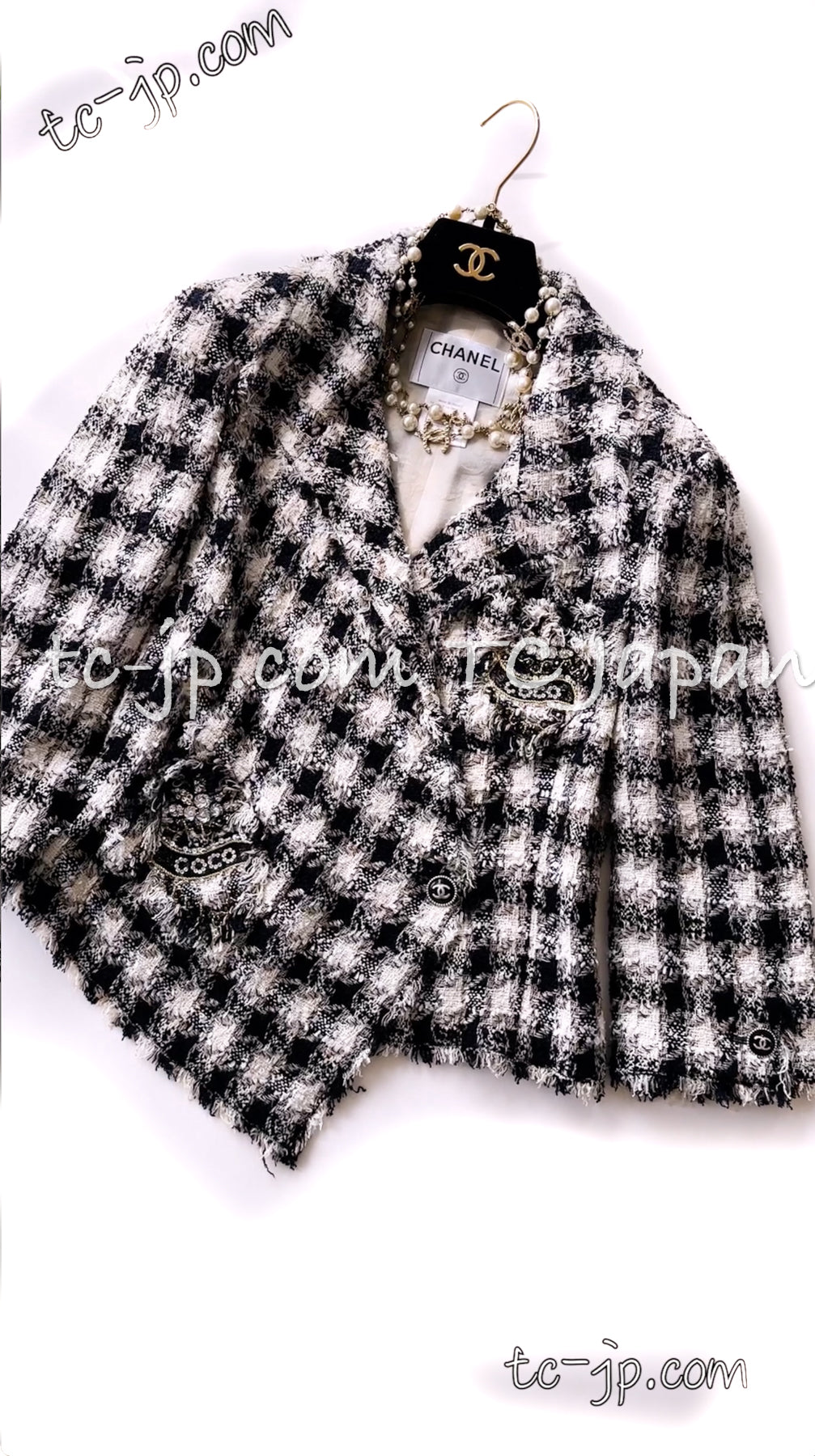 CHANEL 07S Ivory Black Jeweled COCO Emblem Fringed  Lesage Tweed Jacket Skirt 34 40 シャネル ホワイト ブラック CCエンブレム フリンジ ルサージュ ツイード ジャケット スカート 即発