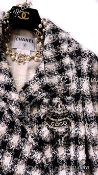 CHANEL 07S Ivory Black Jeweled COCO Emblem Fringed  Lesage Tweed Jacket Skirt 34 40 シャネル ホワイト ブラック CCエンブレム フリンジ ルサージュ ツイード ジャケット スカート 即発
