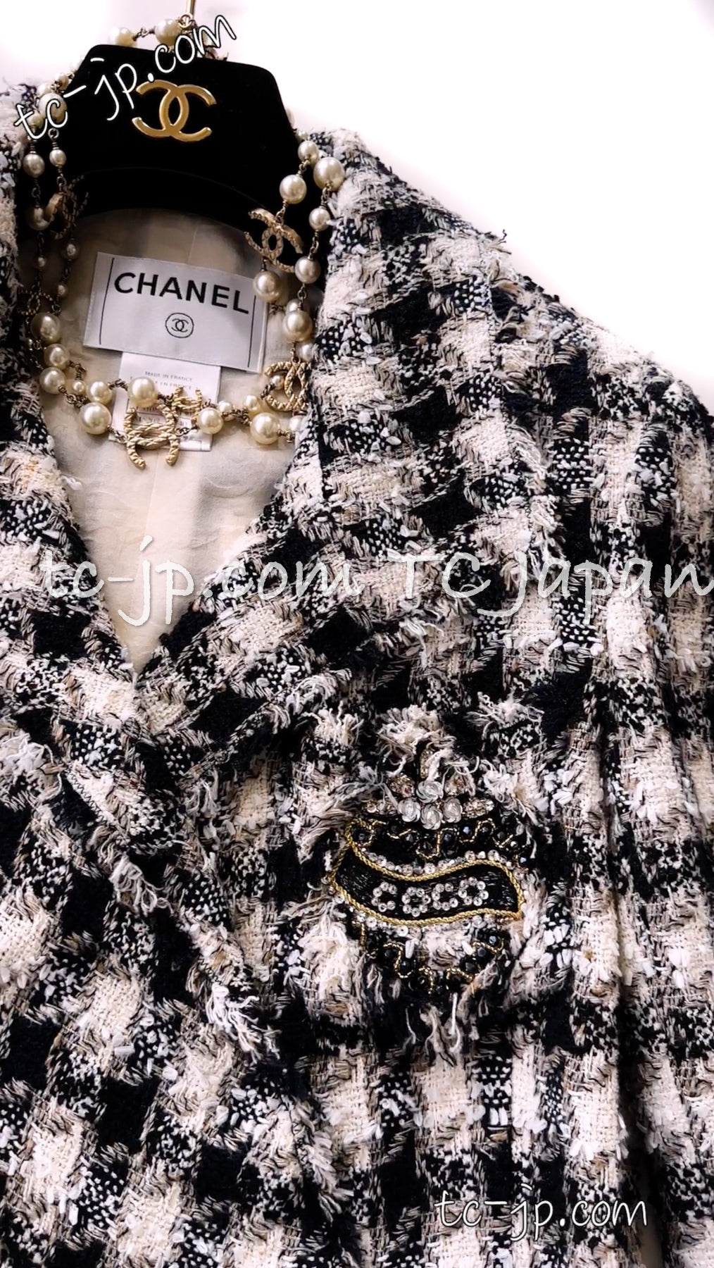 CHANEL 07S Ivory Black Jeweled COCO Emblem Fringed  Lesage Tweed Jacket Skirt 34 40 シャネル ホワイト ブラック CCエンブレム フリンジ ルサージュ ツイード ジャケット スカート 即発