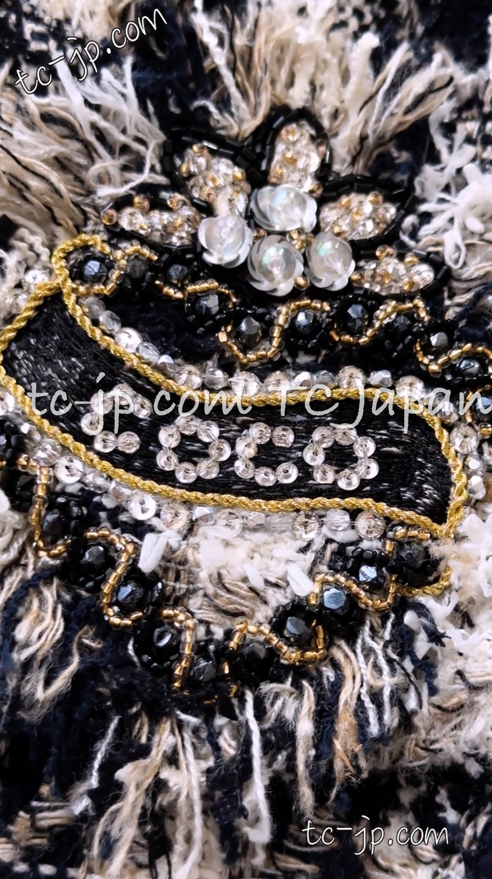 CHANEL 07S Ivory Black Jeweled COCO Emblem Fringed  Lesage Tweed Jacket Skirt 34 40 シャネル ホワイト ブラック CCエンブレム フリンジ ルサージュ ツイード ジャケット スカート 即発