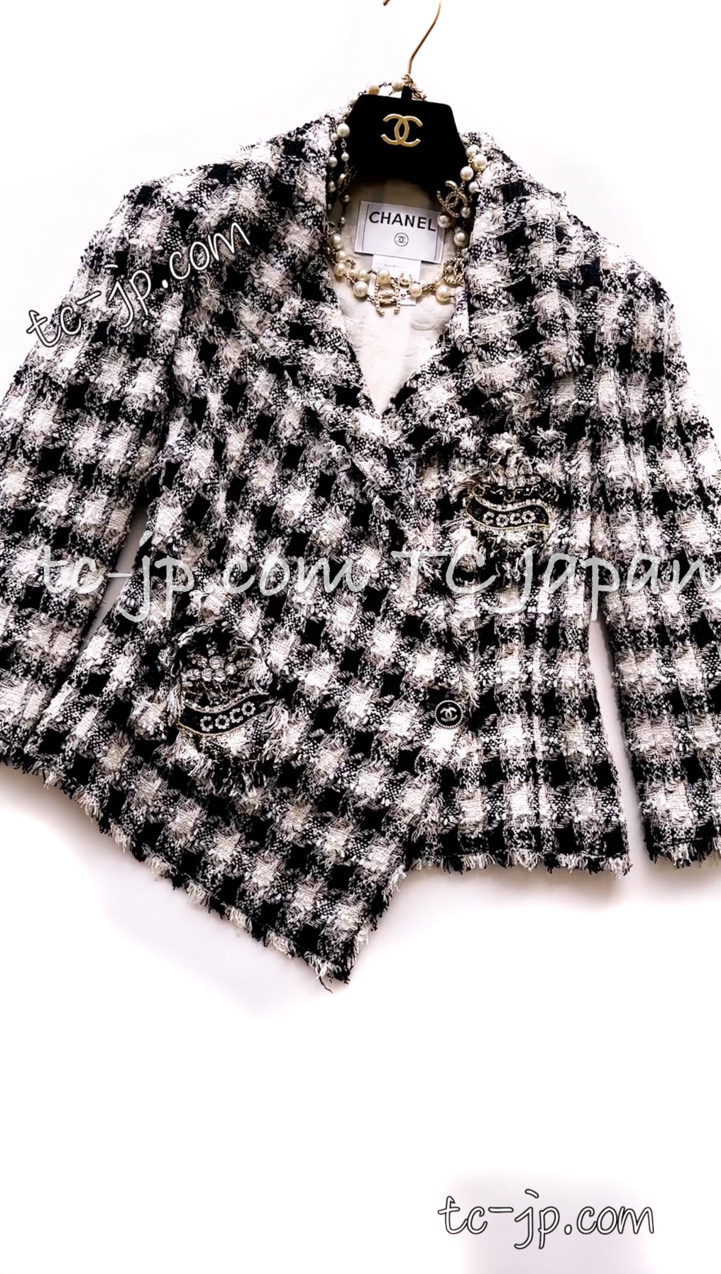 CHANEL 07S Ivory Black Jeweled COCO Emblem Fringed  Lesage Tweed Jacket Skirt 34 40 シャネル ホワイト ブラック CCエンブレム フリンジ ルサージュ ツイード ジャケット スカート 即発