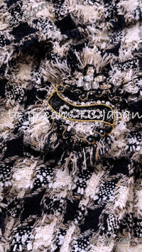 CHANEL 07S Ivory Black Jeweled COCO Emblem Fringed  Lesage Tweed Jacket Skirt 34 40 シャネル ホワイト ブラック CCエンブレム フリンジ ルサージュ ツイード ジャケット スカート 即発