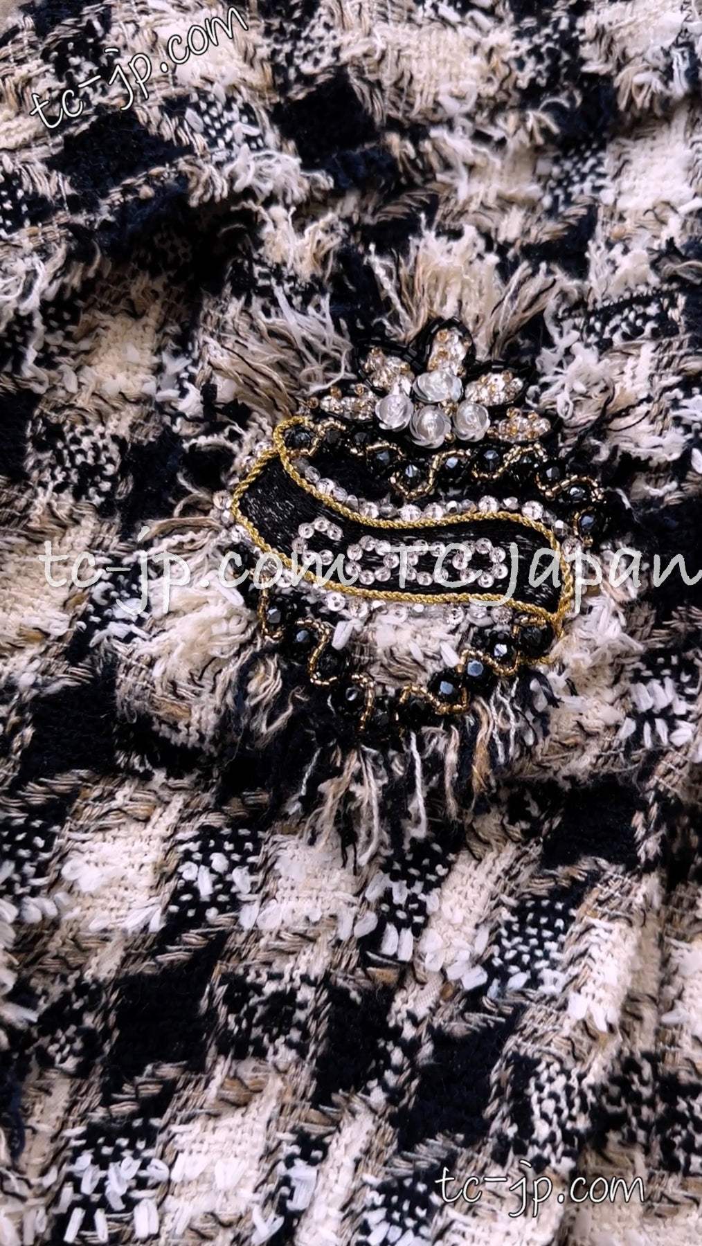 CHANEL 07S Ivory Black Jeweled COCO Emblem Fringed  Lesage Tweed Jacket Skirt 34 40 シャネル ホワイト ブラック CCエンブレム フリンジ ルサージュ ツイード ジャケット スカート 即発