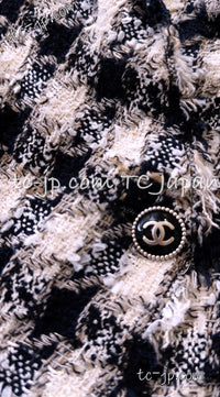 CHANEL 07S Ivory Black Jeweled COCO Emblem Fringed  Lesage Tweed Jacket Skirt 34 40 シャネル ホワイト ブラック CCエンブレム フリンジ ルサージュ ツイード ジャケット スカート 即発