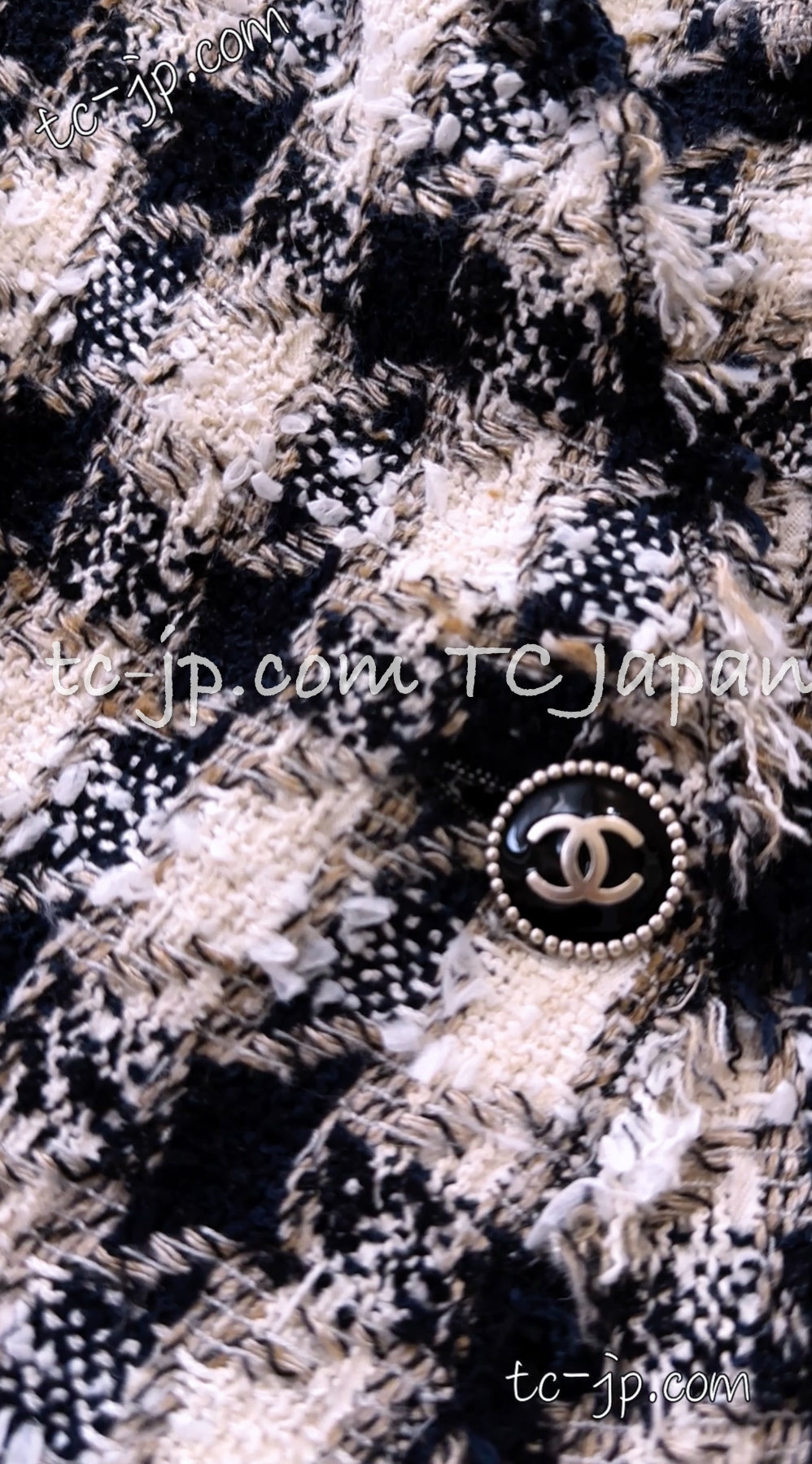 CHANEL 07S Ivory Black Jeweled COCO Emblem Fringed  Lesage Tweed Jacket Skirt 34 40 シャネル ホワイト ブラック CCエンブレム フリンジ ルサージュ ツイード ジャケット スカート 即発