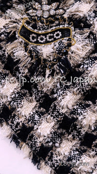 CHANEL 07S Ivory Black Jeweled COCO Emblem Fringed  Lesage Tweed Jacket Skirt 34 40 シャネル ホワイト ブラック CCエンブレム フリンジ ルサージュ ツイード ジャケット スカート 即発