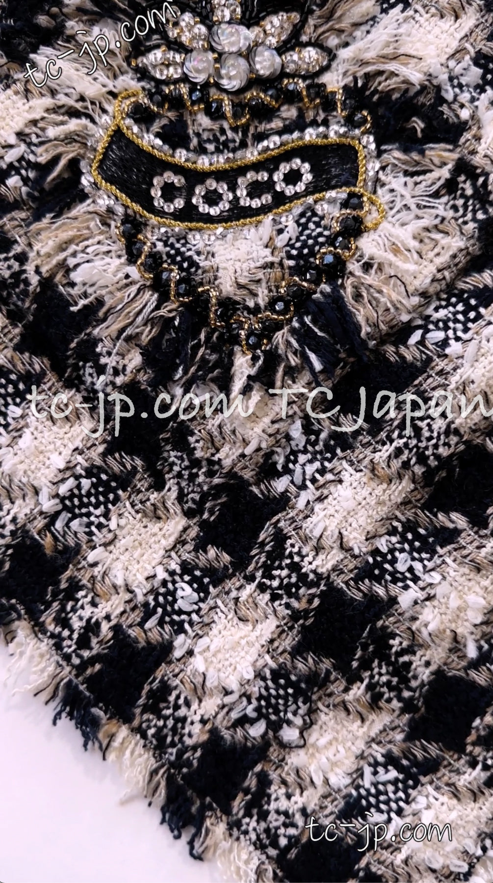 CHANEL 07S Ivory Black Jeweled COCO Emblem Fringed  Lesage Tweed Jacket Skirt 34 40 シャネル ホワイト ブラック CCエンブレム フリンジ ルサージュ ツイード ジャケット スカート 即発