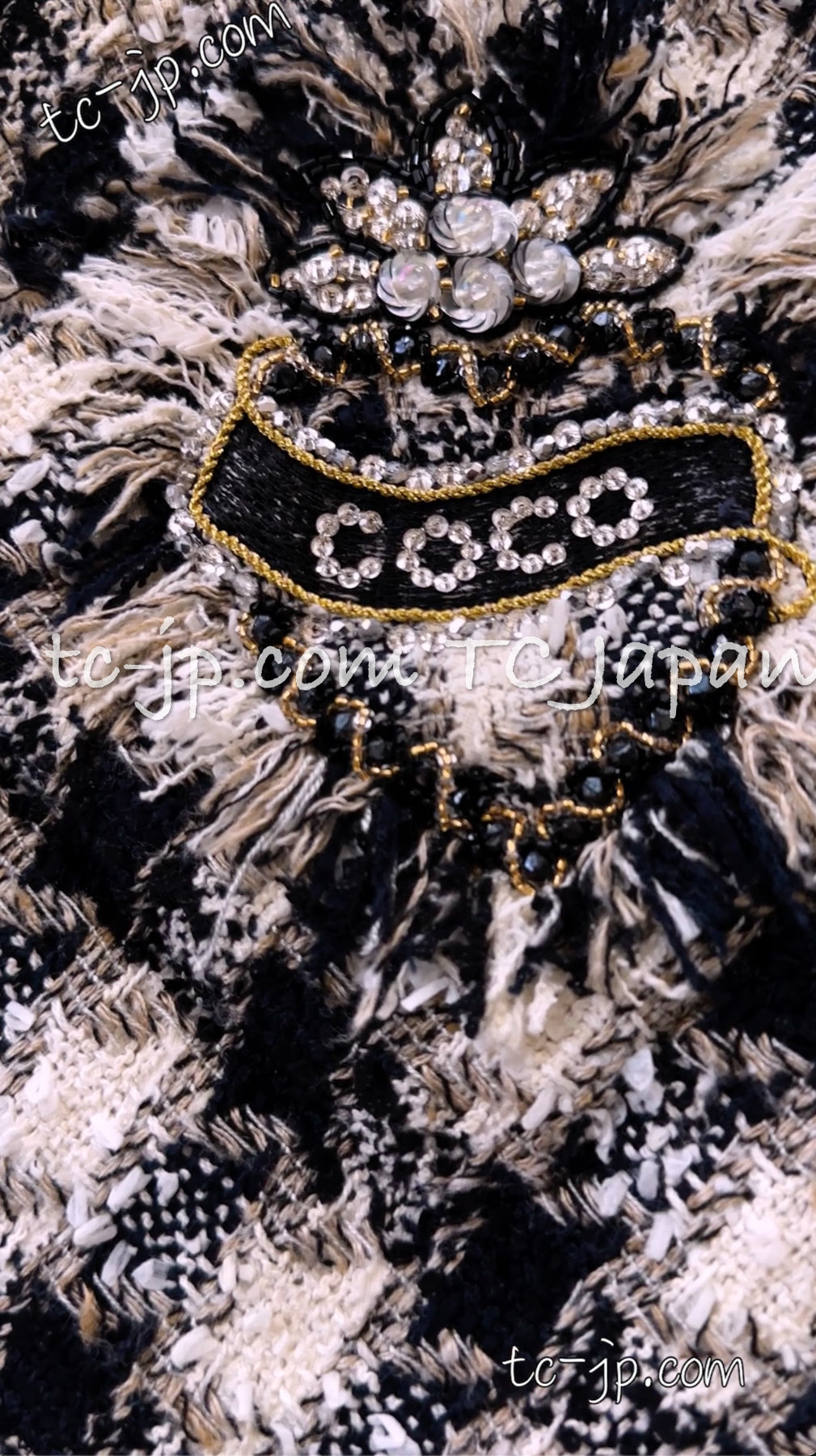CHANEL 07S Ivory Black Jeweled COCO Emblem Fringed  Lesage Tweed Jacket Skirt 34 40 シャネル ホワイト ブラック CCエンブレム フリンジ ルサージュ ツイード ジャケット スカート 即発