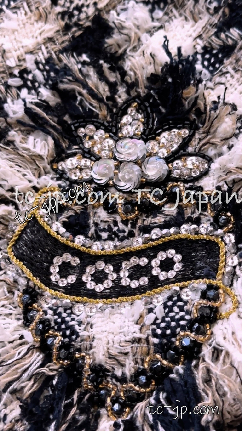 CHANEL 07S Ivory Black Jeweled COCO Emblem Fringed  Lesage Tweed Jacket Skirt 34 40 シャネル ホワイト ブラック CCエンブレム フリンジ ルサージュ ツイード ジャケット スカート 即発
