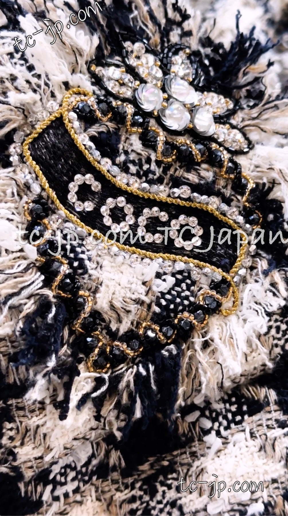 CHANEL 07S Ivory Black Jeweled COCO Emblem Fringed  Lesage Tweed Jacket Skirt 34 40 シャネル ホワイト ブラック CCエンブレム フリンジ ルサージュ ツイード ジャケット スカート 即発