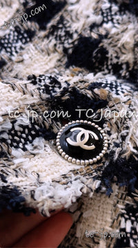 CHANEL 07S Ivory Black Jeweled COCO Emblem Fringed  Lesage Tweed Jacket Skirt 34 40 シャネル ホワイト ブラック CCエンブレム フリンジ ルサージュ ツイード ジャケット スカート 即発