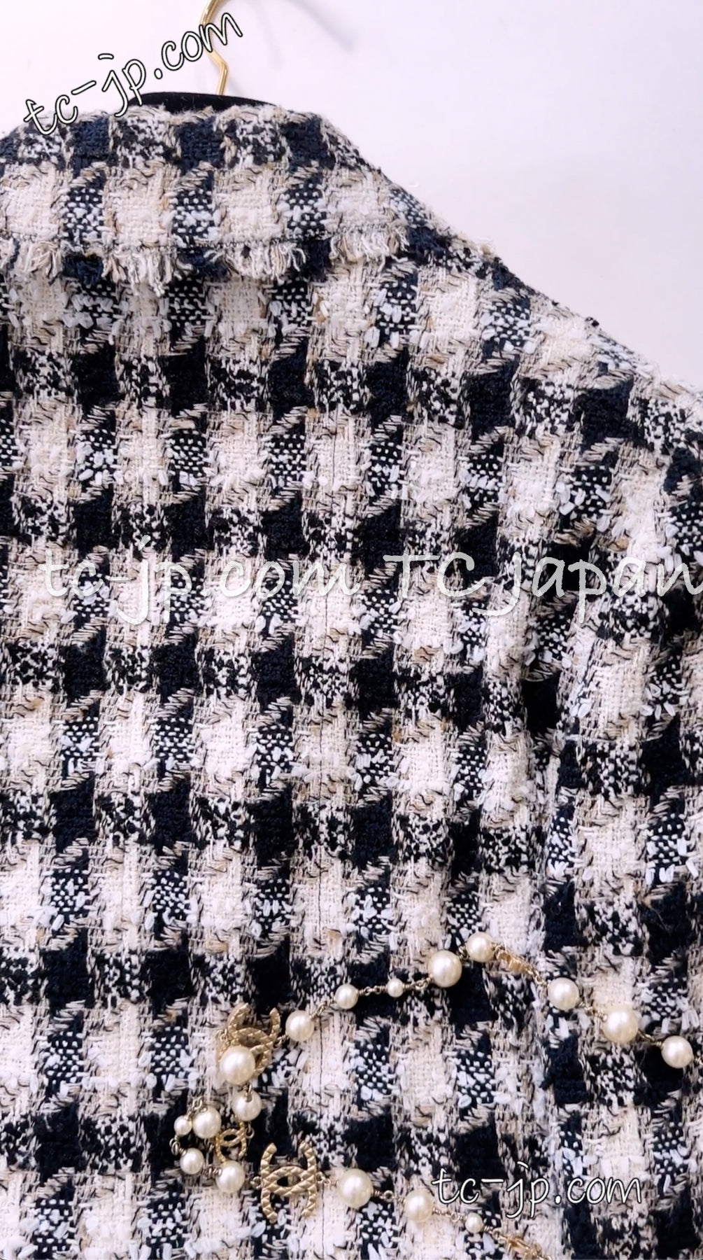 CHANEL 07S Ivory Black Jeweled COCO Emblem Fringed  Lesage Tweed Jacket Skirt 34 40 シャネル ホワイト ブラック CCエンブレム フリンジ ルサージュ ツイード ジャケット スカート 即発
