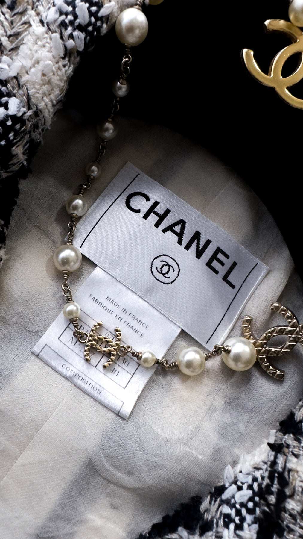 CHANEL 07S Ivory Black Jeweled COCO Emblem Fringed  Lesage Tweed Jacket Skirt 34 40 シャネル ホワイト ブラック CCエンブレム フリンジ ルサージュ ツイード ジャケット スカート 即発