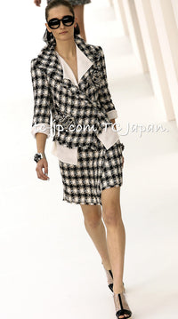 CHANEL 07S Ivory Black Jeweled COCO Emblem Fringed  Lesage Tweed Jacket Skirt 34 40 シャネル ホワイト ブラック CCエンブレム フリンジ ルサージュ ツイード ジャケット スカート 即発