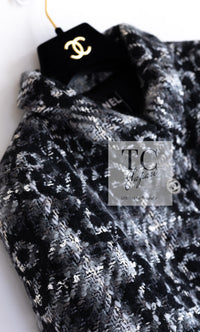 CHANEL 05A Black Gray Camellia CC Button Wool Tweed Coat 38 シャネル ブラック グレー カメリア柄 CC ボタン ウール ツイード コート 即発