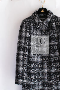 CHANEL 05A Black Gray Camellia CC Button Wool Tweed Coat 38 シャネル ブラック グレー カメリア柄 CC ボタン ウール ツイード コート 即発
