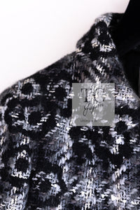 CHANEL 05A Black Gray Camellia CC Button Wool Tweed Coat 38 シャネル ブラック グレー カメリア柄 CC ボタン ウール ツイード コート 即発
