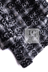 CHANEL 05A Black Gray Camellia CC Button Wool Tweed Coat 38 シャネル ブラック グレー カメリア柄 CC ボタン ウール ツイード コート 即発