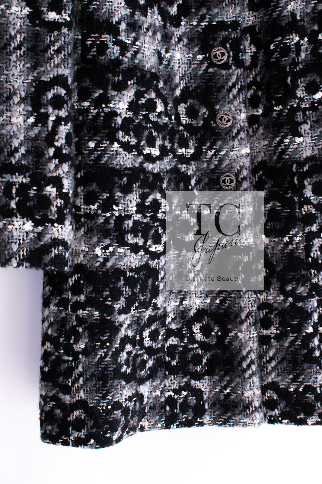 CHANEL 05A Black Gray Camellia CC Button Wool Tweed Coat 38 シャネル ブラック グレー カメリア柄 CC ボタン ウール ツイード コート 即発