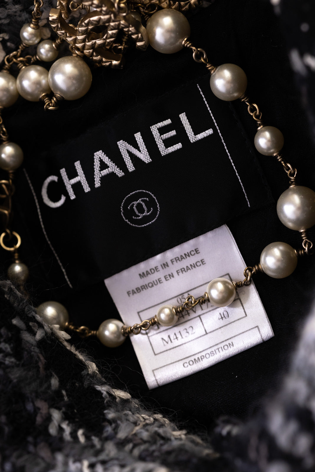 CHANEL 05A Black Gray Camellia CC Button Wool Tweed Coat 38 シャネル ブラック グレー カメリア柄 CC ボタン ウール ツイード コート 即発