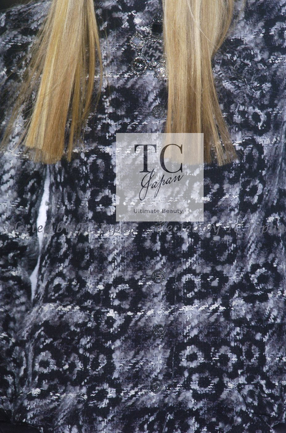 CHANEL 05A Black Gray Camellia CC Button Wool Tweed Coat 38 シャネル ブラック グレー カメリア柄 CC ボタン ウール ツイード コート 即発