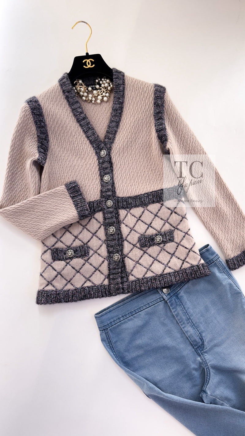 CHANEL 15A Beige Gray Matelasse Quilted Silk Cashmere Mohair Knit Cardigan 34 シャネル ベージュ グレー マトラッセ キルティング シルク カシミヤ モヘヤ ニット カーディガン 即発