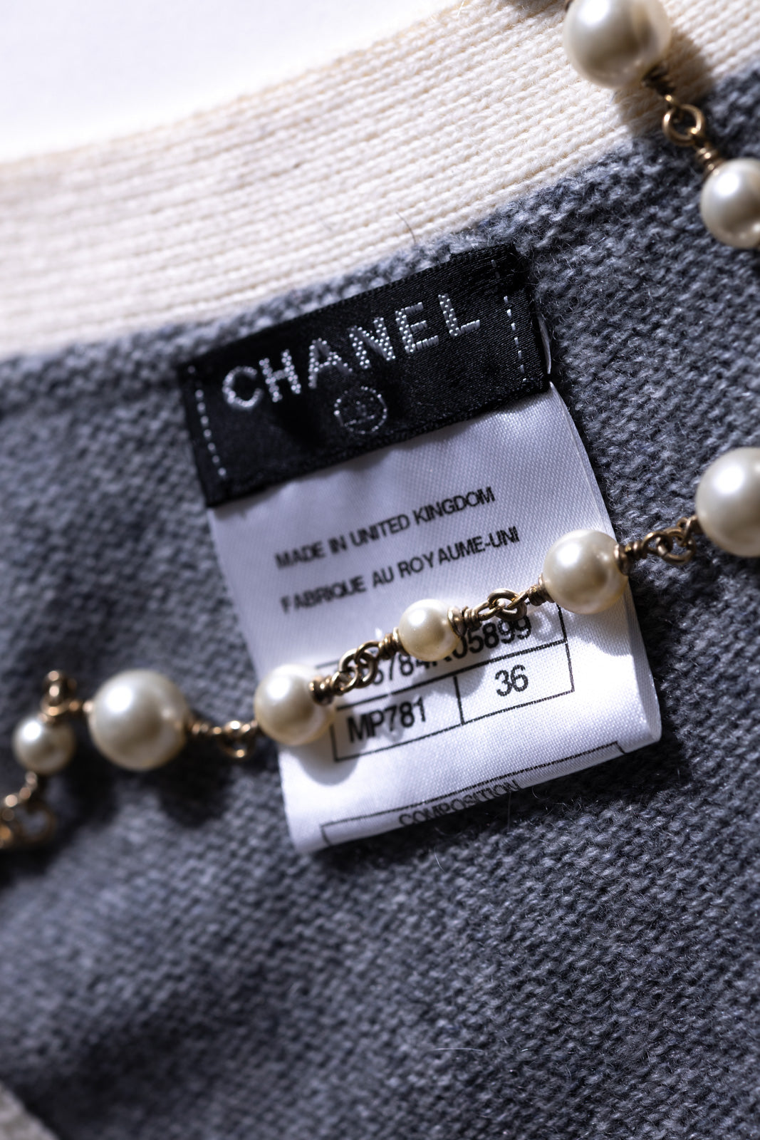 CHANEL 13B Light Gray Ivory Cashmere Knit Cardigan 36 38 シャネル ライトグレー アイボリー ココボタン カシミア100% ニット カーディガン 即発