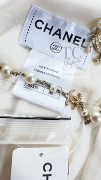 CHANEL 15C White Ivory Gripoix Buttons Bow Romper Jumpsuit 36 38 シャネル ホワイト アイボリー グリポワ 宝石 ボタン リボン ロンパース ジャンプ スーツ 即発